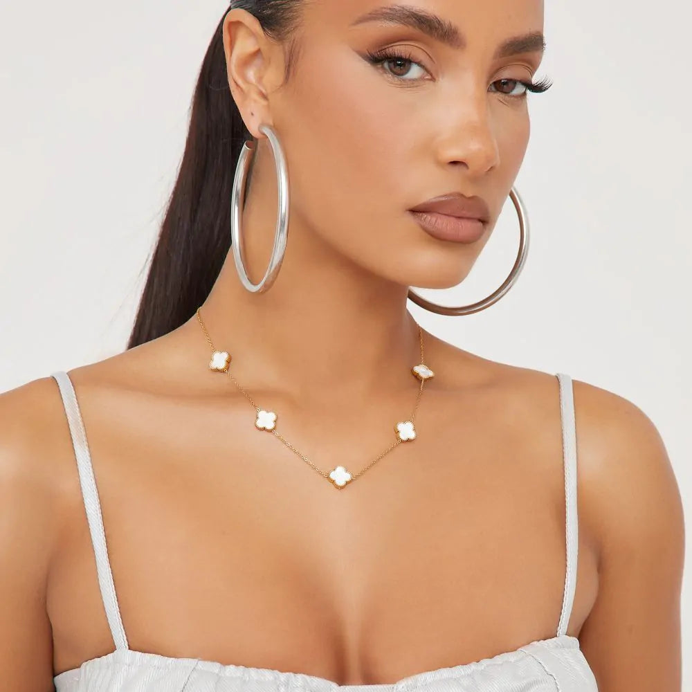Colar Trevo Múltiplo em Branco e Banhado a Ouro 18k - ByFirenzzi