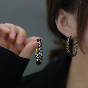 Brinco Argola Trançado met Cristal Negro Banhado a Ouro 18k - ByFirenzzi